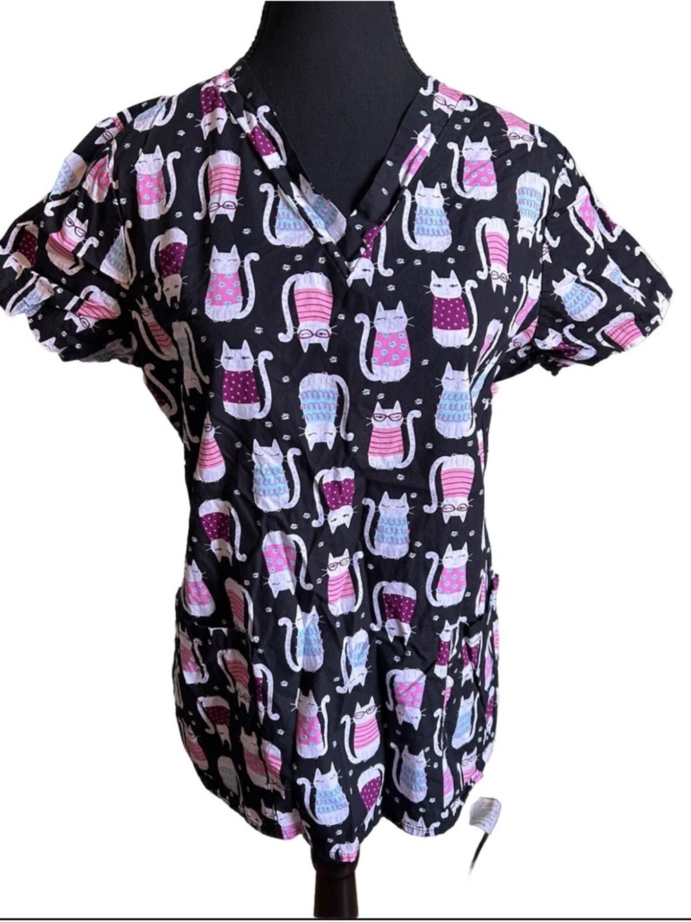Cat-Print Short Sleeve V-Neck Top in Black and Pink